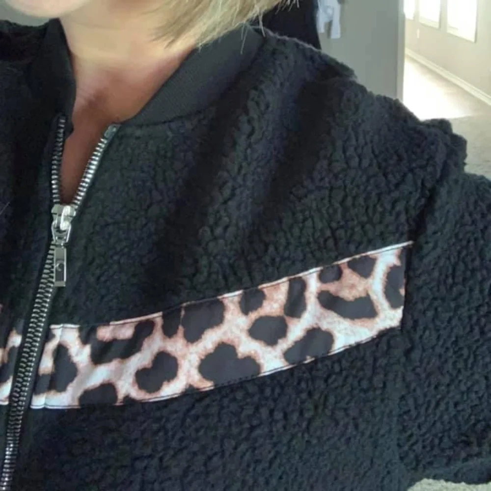 🌙 Zyia Black Leopard Flying V Fleece Jacket. Medium. Fits true to size. EUC - Picture 2 of 2